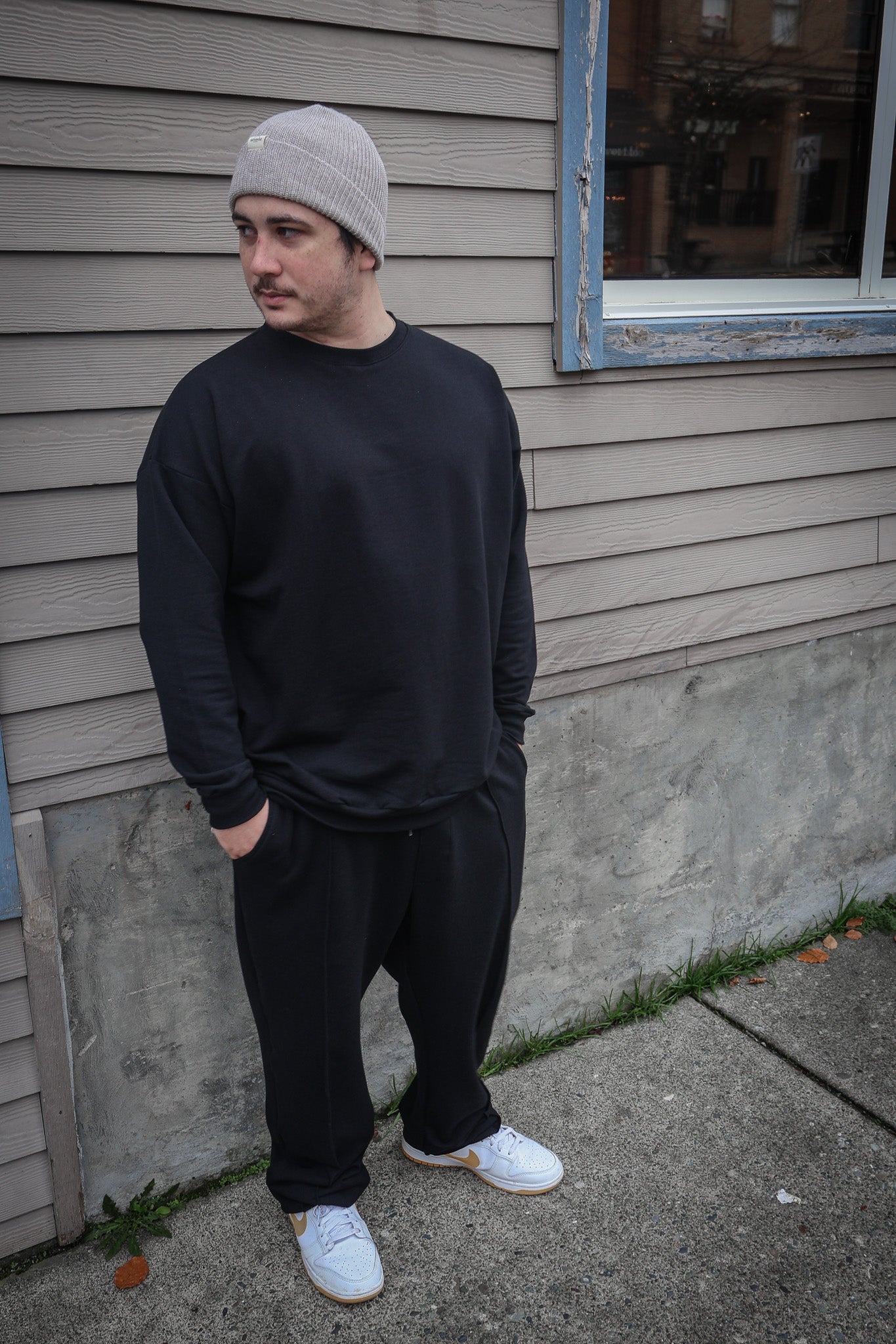 The Basic Sweatshirt in Black